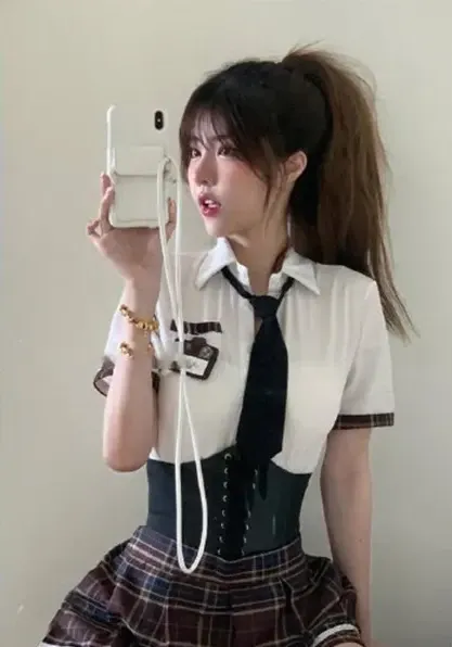 保琳球有点胖高马尾白衬衫黑领带格纹裙对镜自拍