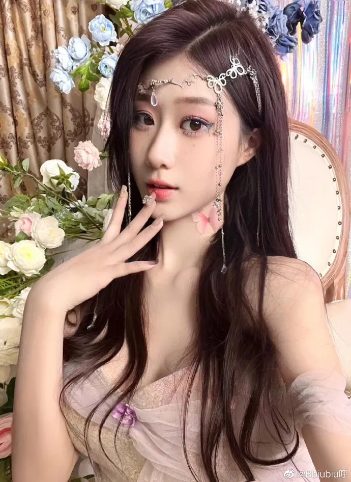 Bbiubiu呼 长发粉色纱裙额饰花艺背景写真