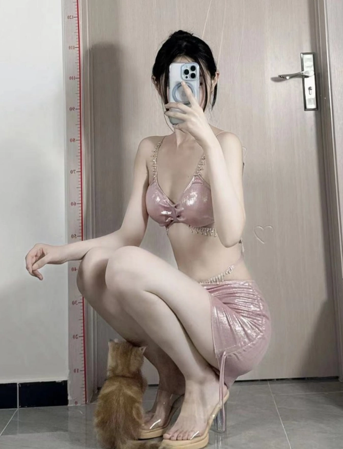 不爱穿shoes黑色长发粉色亮面短裙在木门前镜前自拍