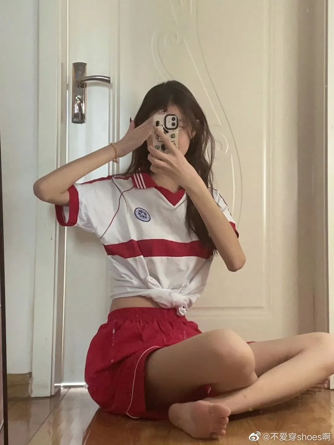 不爱穿shoes红白运动上衣和红色短裤坐在门边自拍