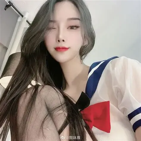 cc小恩雅长发自拍,穿蓝白水手服和红色领结的近景写真