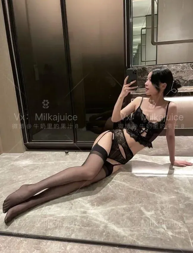 妲己Toxic 黑色蕾丝吊带套装坐在镜前自拍