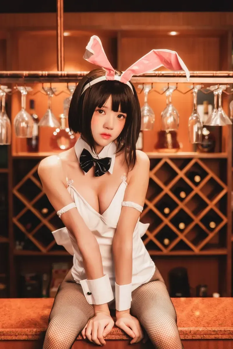 蛋黄mayo戴粉白兔耳穿白色兔女郎服坐在吧台前