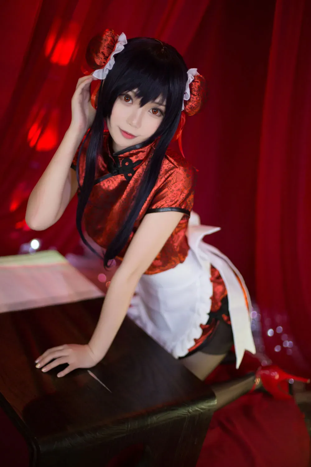 大肉丸ammiee 黑色长发红色旗袍女仆围裙红幕背景cosplay写真