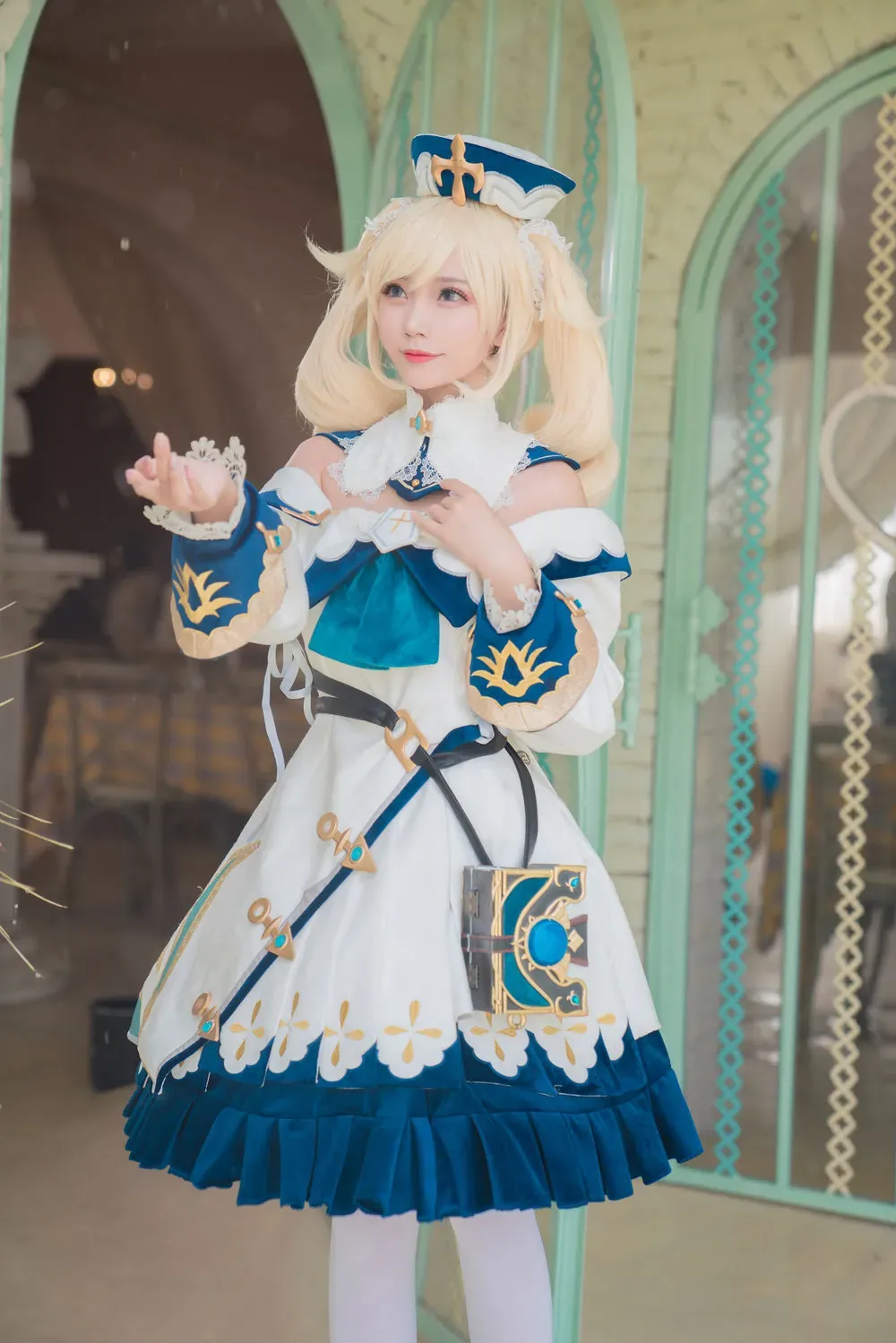 大肉丸ammiee 金色双马尾蓝白礼服手持花饰室内cosplay写真