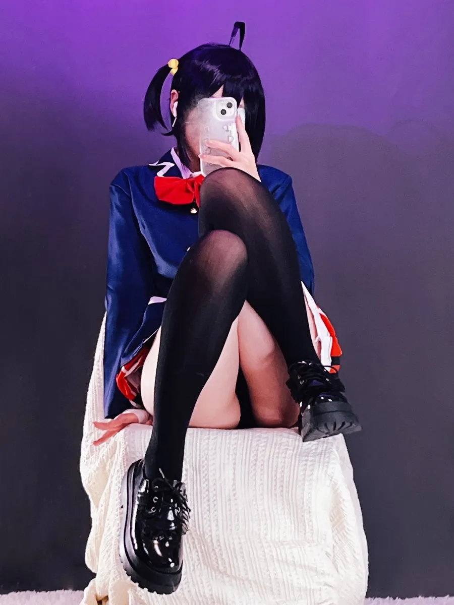Ayame穿深蓝制服和黑色长袜坐在白色织物上的角色写真