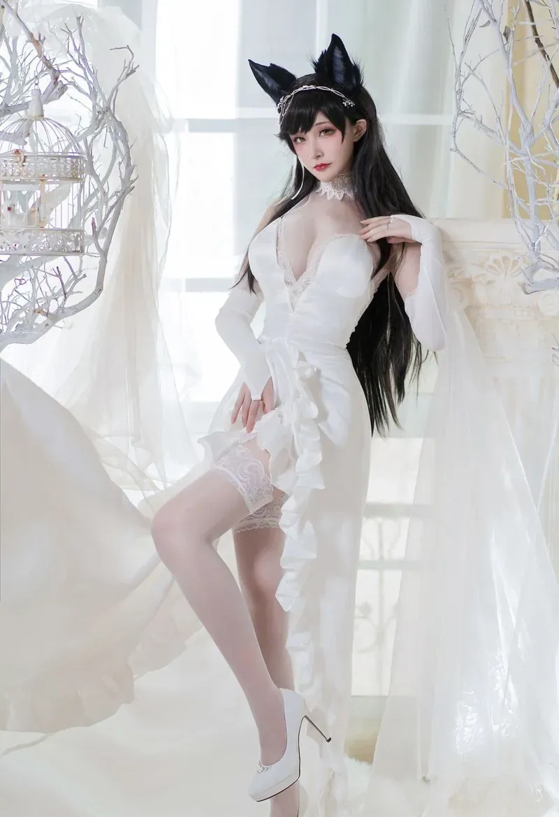 抖音陈妮妮UNI(妮是老虎)长发戴黑色兽耳穿白色礼服和白色高跟鞋的写真