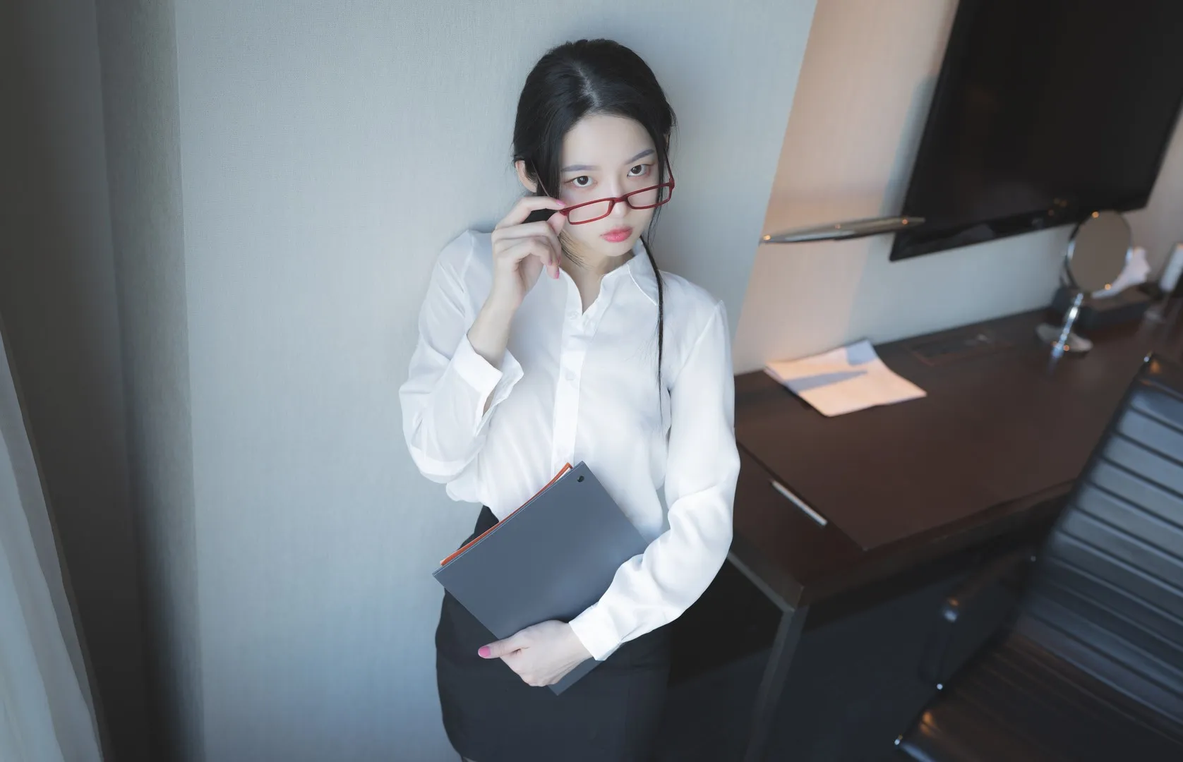 Yeha(예하) 穿白衬衣黑裙戴红框眼镜抱文件夹站在办公室里