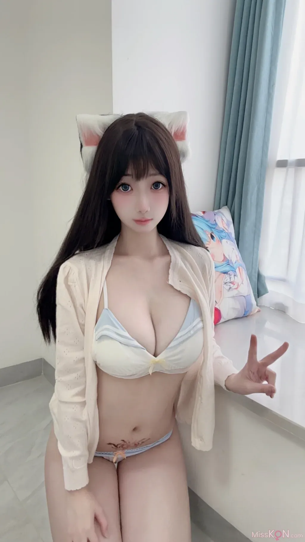 eliza喵喵戴猫耳发饰穿浅色内衣坐在窗边比手势