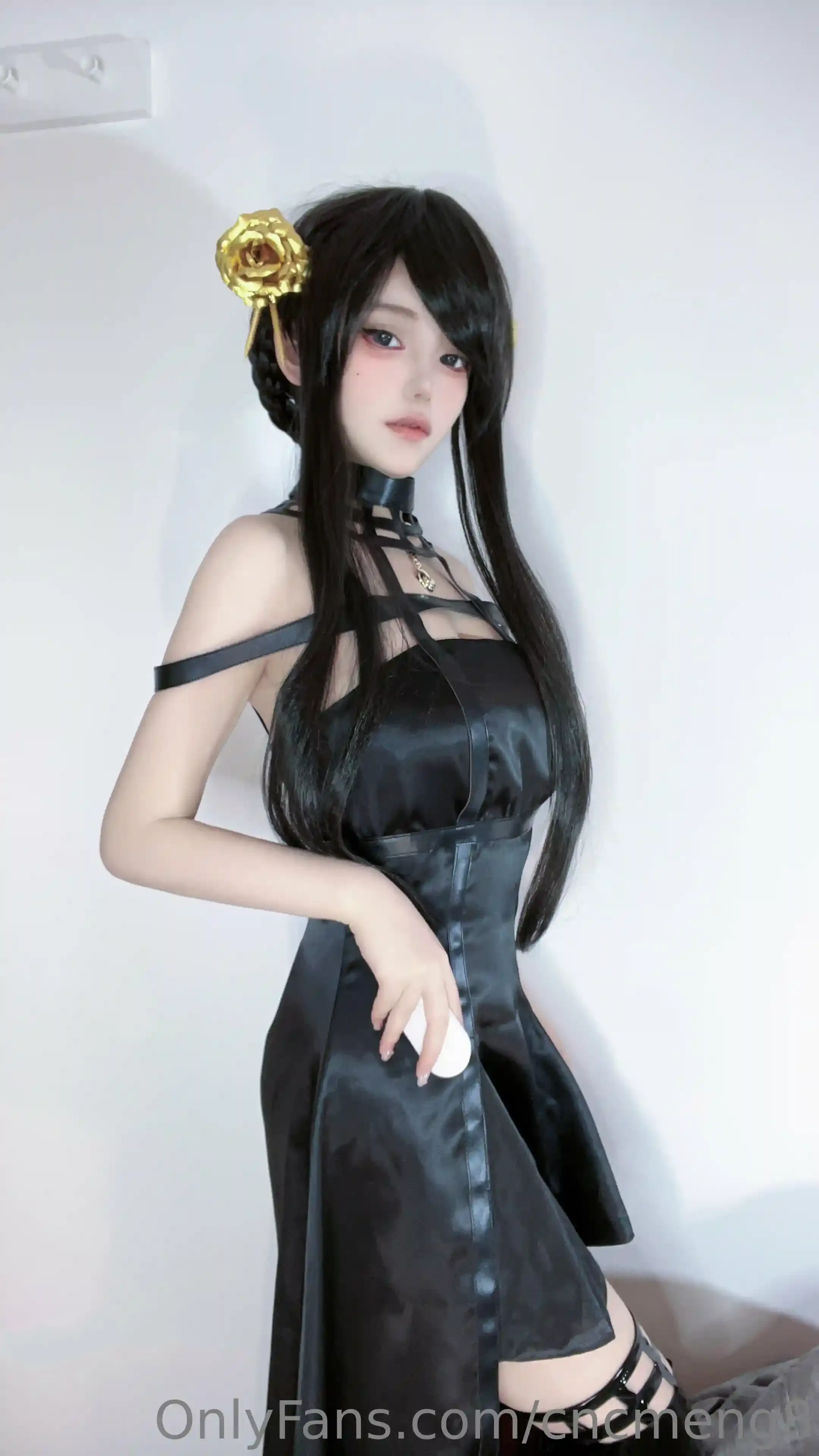 cncmeng欲梦黑色裙装金色发饰站姿cosplay写真