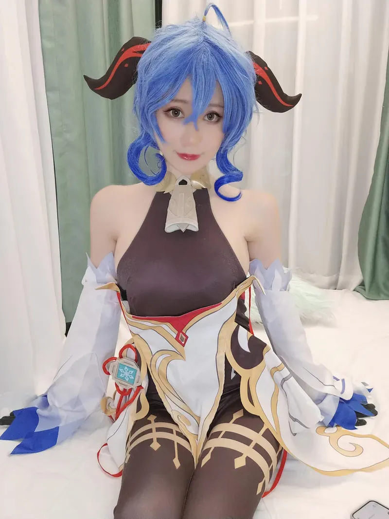 fushii_海堂蓝色短发角形头饰白黑金服饰室内cosplay写真