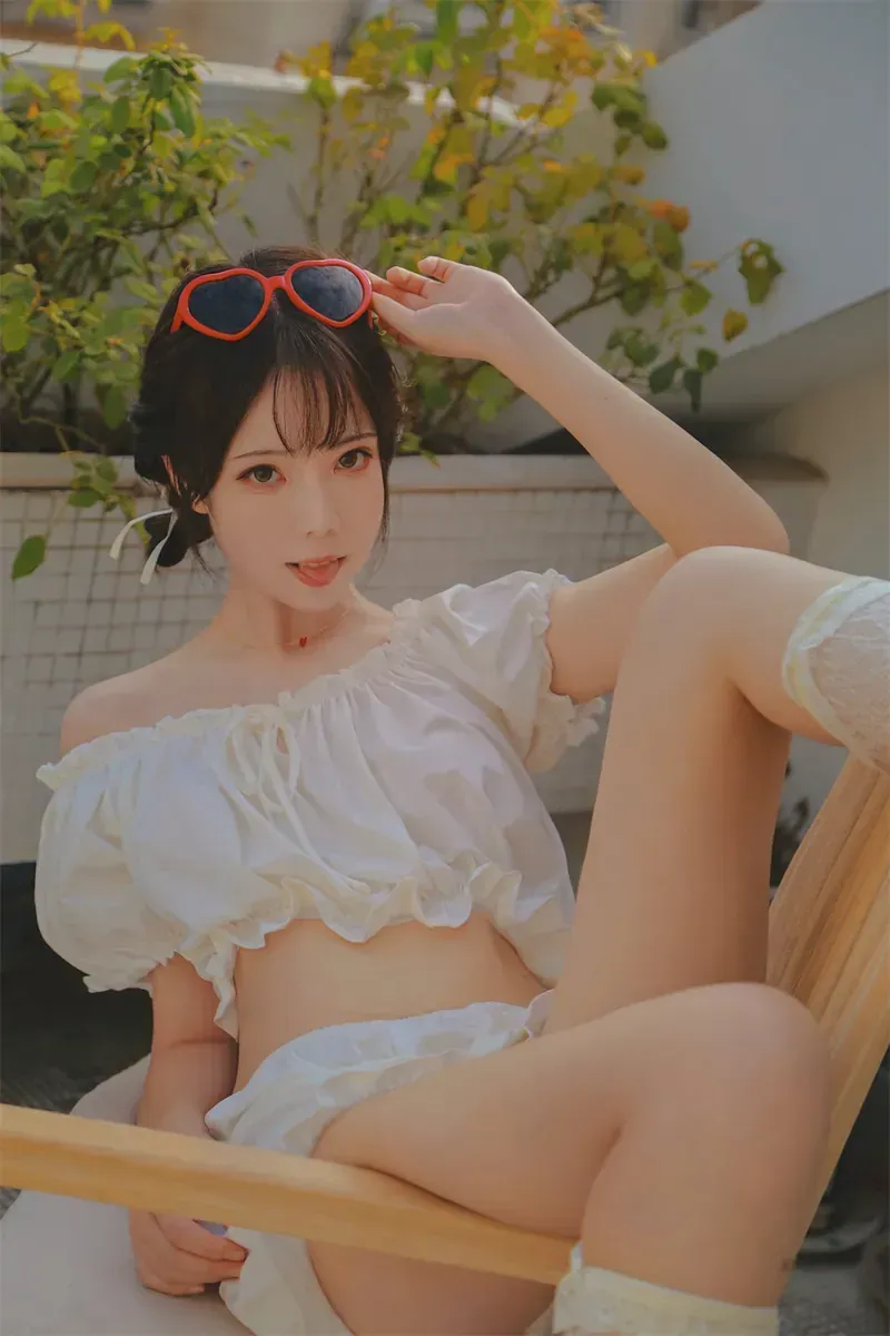 fushii_海堂黑发心形太阳镜白色短款服饰户外写真