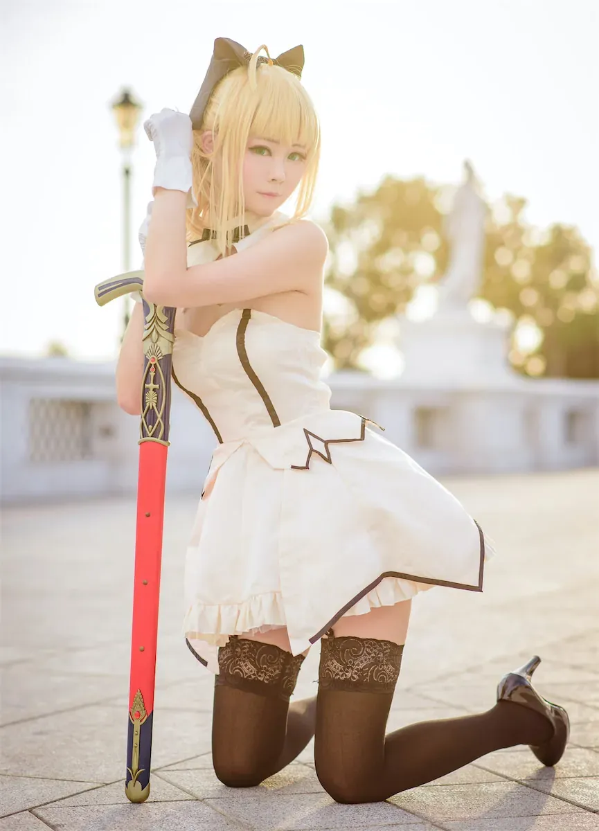 fushii_海堂金发蝴蝶结白色裙装持剑外景cosplay写真