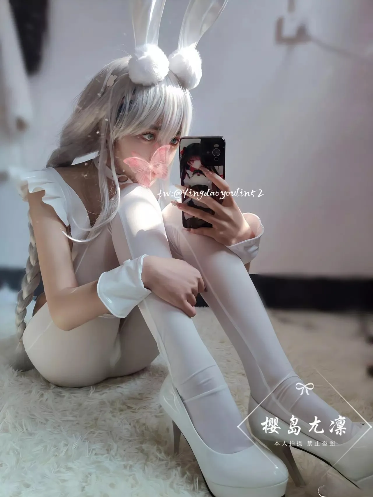 高桥千凛 戴白色兔耳穿白色服装坐在镜前自拍