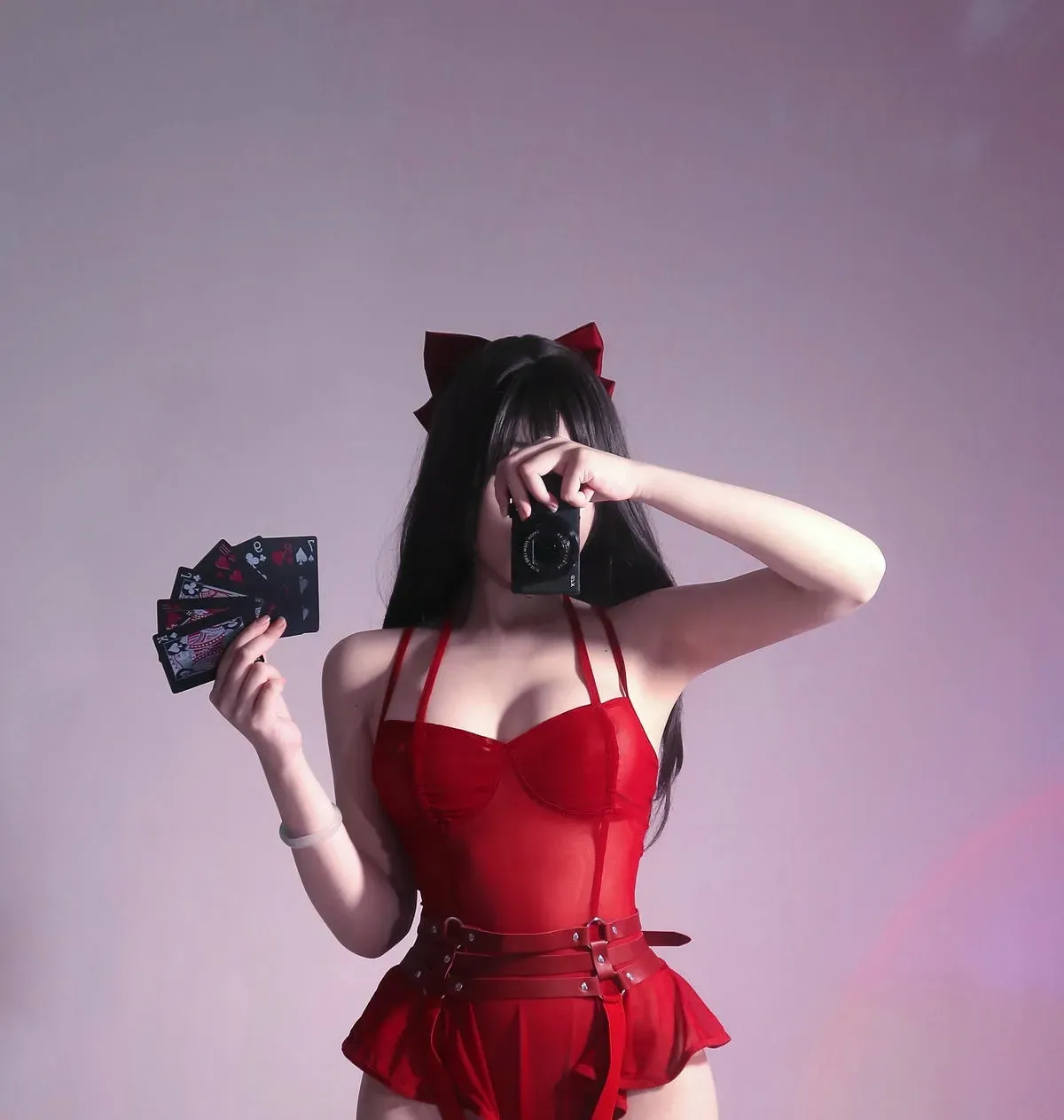 高桥千凛 穿红色服饰拿扑克牌和相机站在紫色背景前