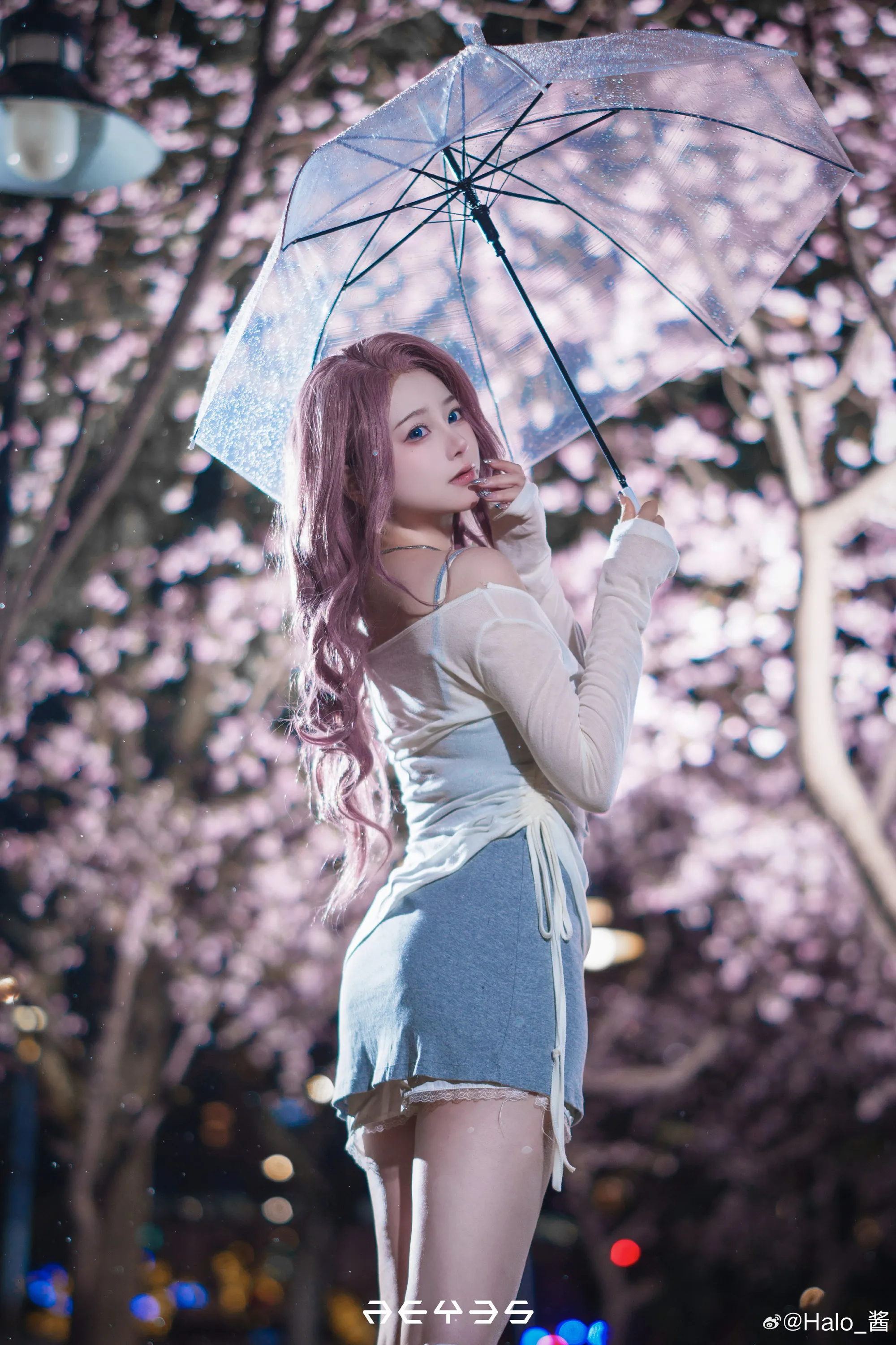 Halo_酱粉紫长发穿白色上衣和蓝色短裙撑透明伞的夜景cosplay写真