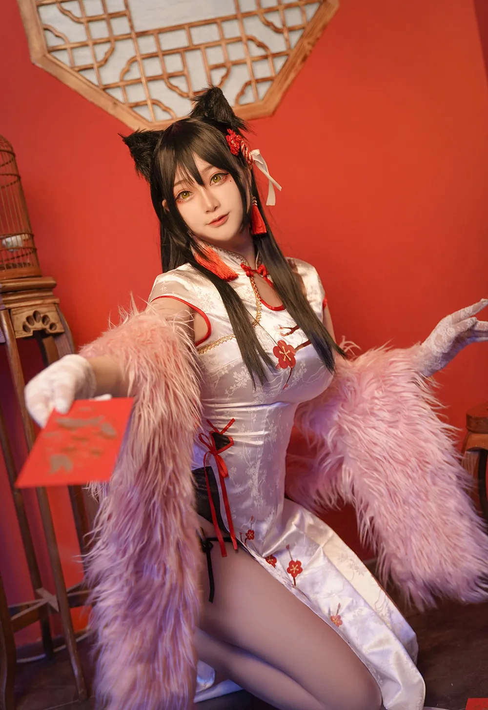 Halo_酱黑色长发戴兽耳穿白色旗袍和粉色毛绒披肩的cosplay写真