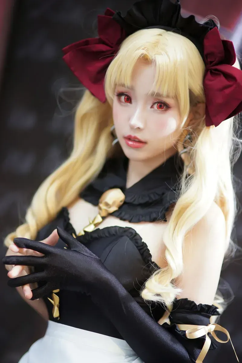 haneame雨波金发双马尾戴酒红蝴蝶结穿黑色女仆风服装