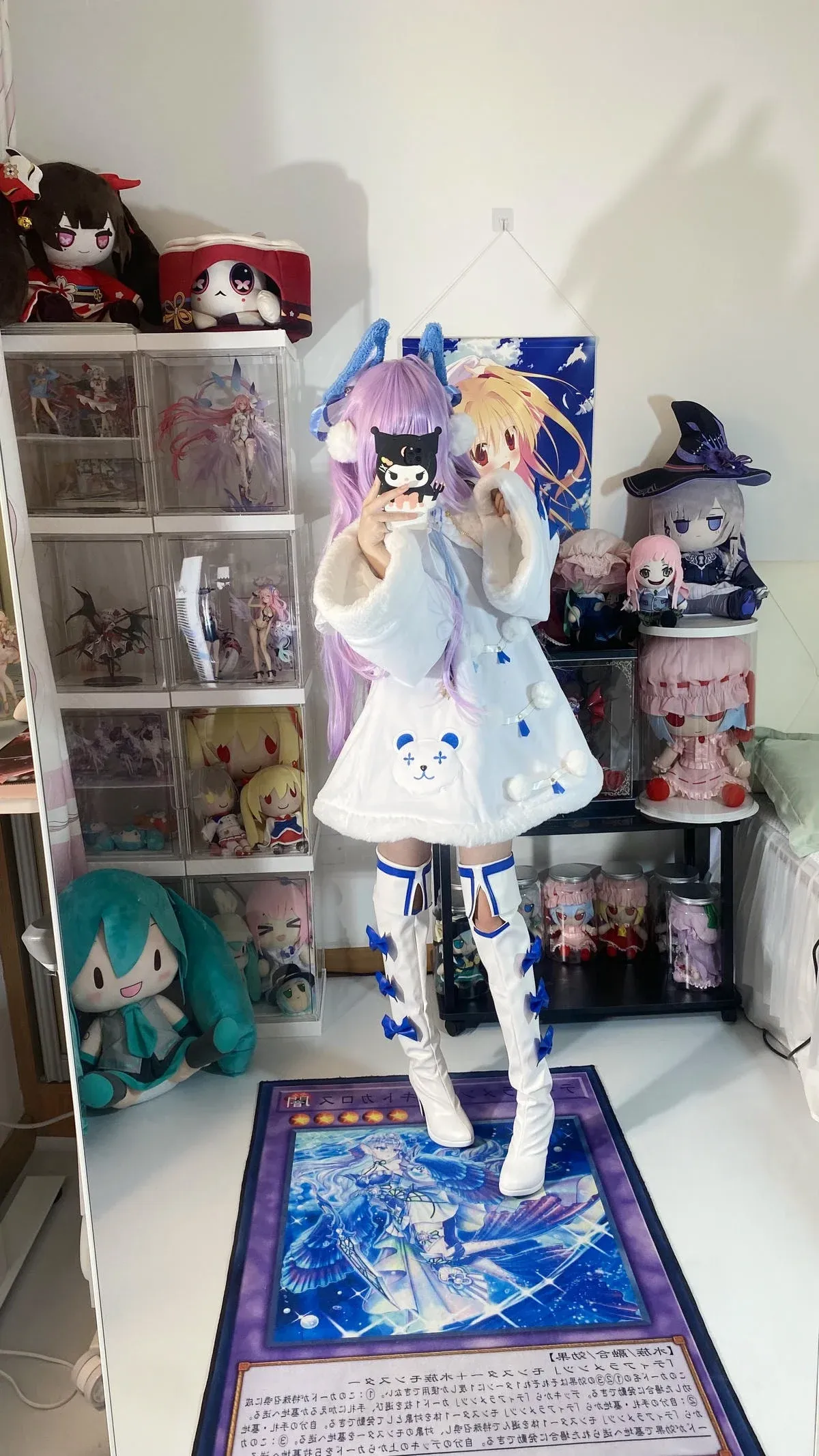 韩国BJ徐雅(eseoa)紫色长发穿白蓝毛绒服和白色长靴的房间cosplay写真