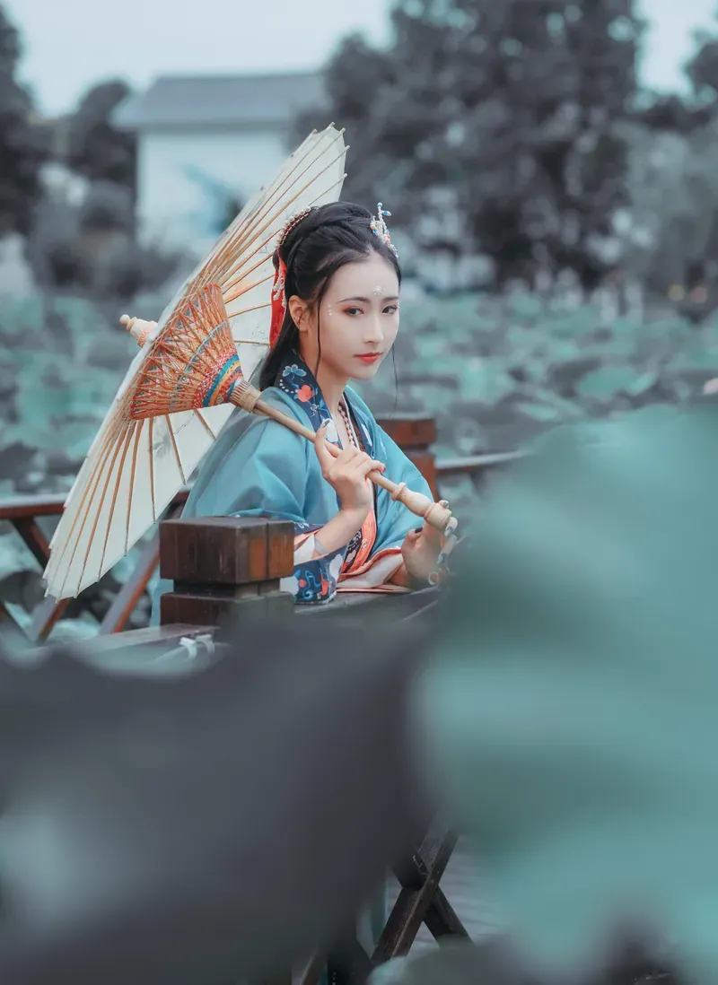 家有水墨老师长发发饰蓝绿色国风服装油纸伞外景写真