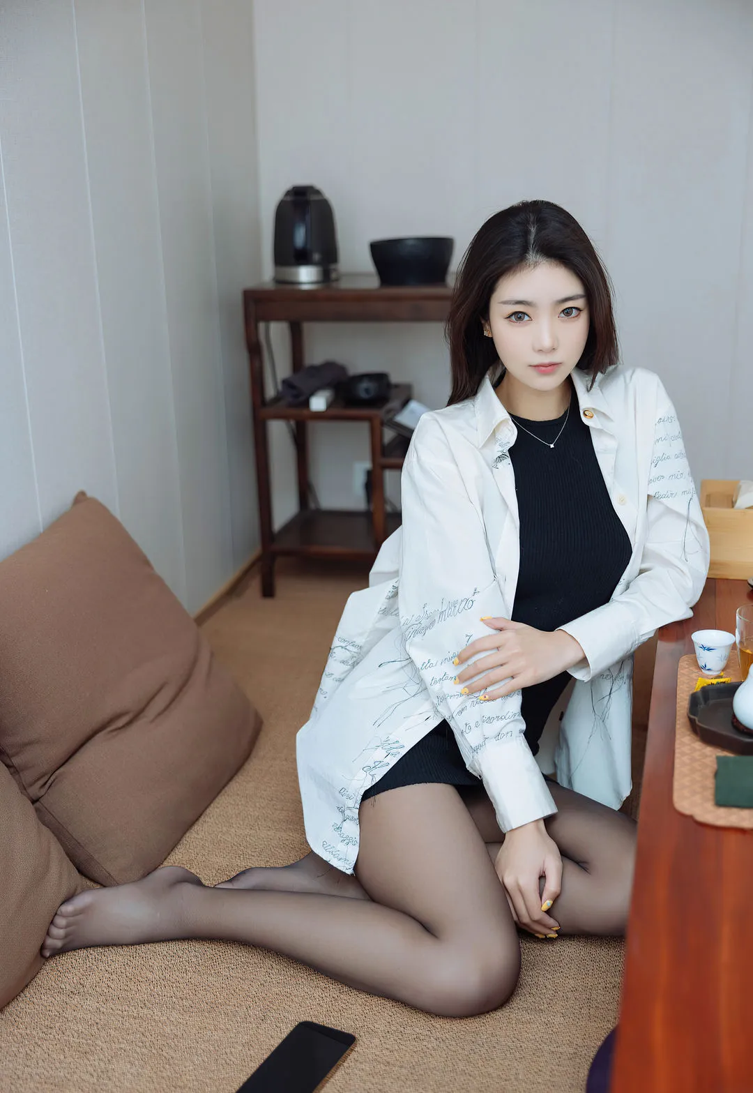 可乐Vicky 长发白色外衣黑色针织裙室内茶室写真