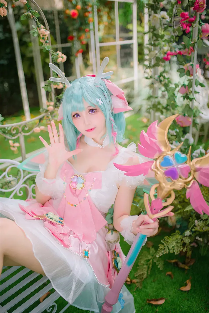 脸红dearie浅蓝绿发戴鹿角发饰穿粉白裙装坐在花园中的cosplay写真
