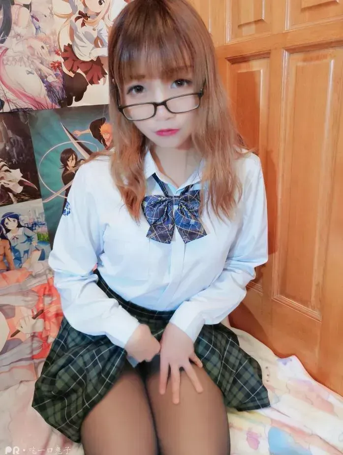 脸红dearie戴黑框眼镜穿白衬衫和格纹裙坐在床边的居家写真