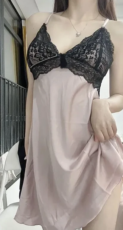 麻辣兔头girl穿粉色睡裙搭配黑色蕾丝边站在阳台旁