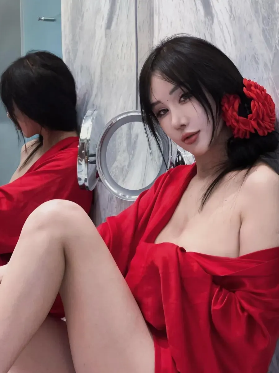 孟晓艺dana穿红色披肩戴红花发饰坐在镜前