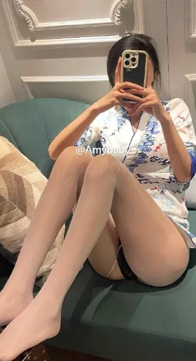 喵小猫吃柠檬短发花色上衣绿色沙发抱膝自拍