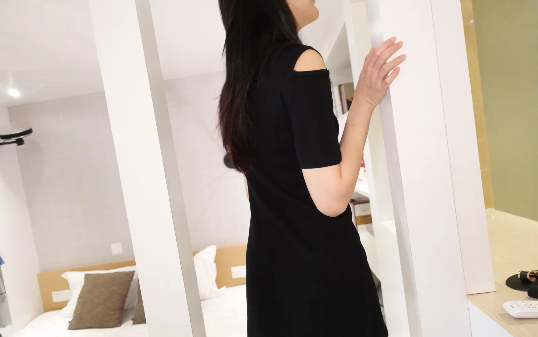 miss touch长发黑色露肩连衣裙室内房间写真