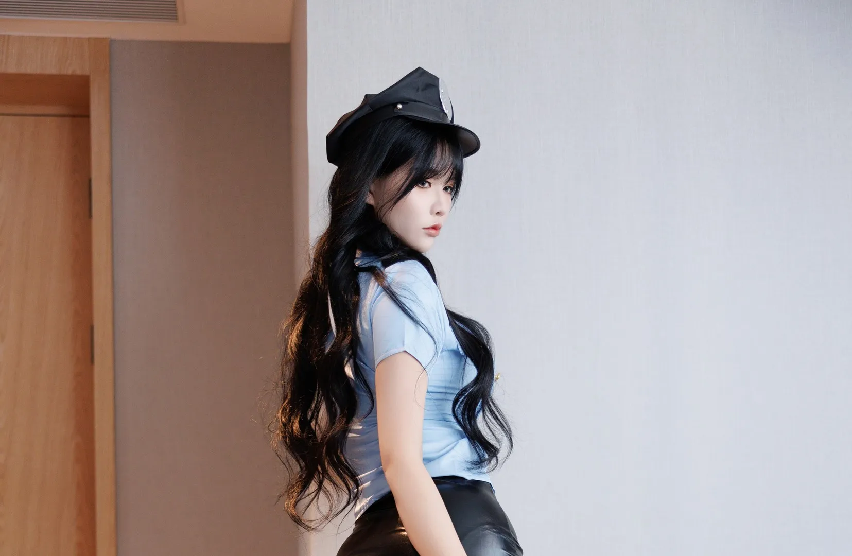 miss touch黑色长发黑色帽子蓝色衬衫室内制服感写真