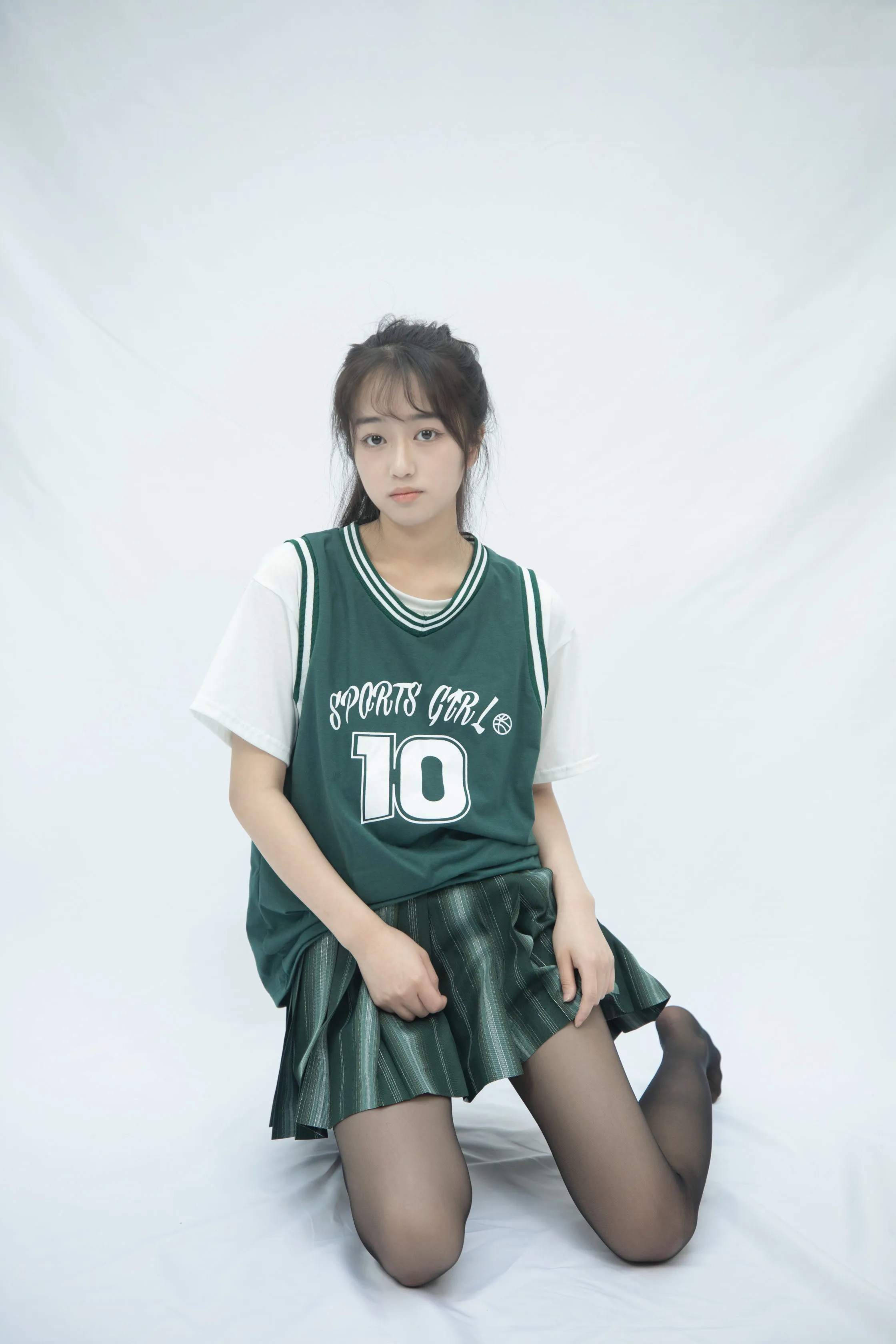 MSLASS梦丝女神丸子发刘海绿色球衣白T百褶裙跪姿写真