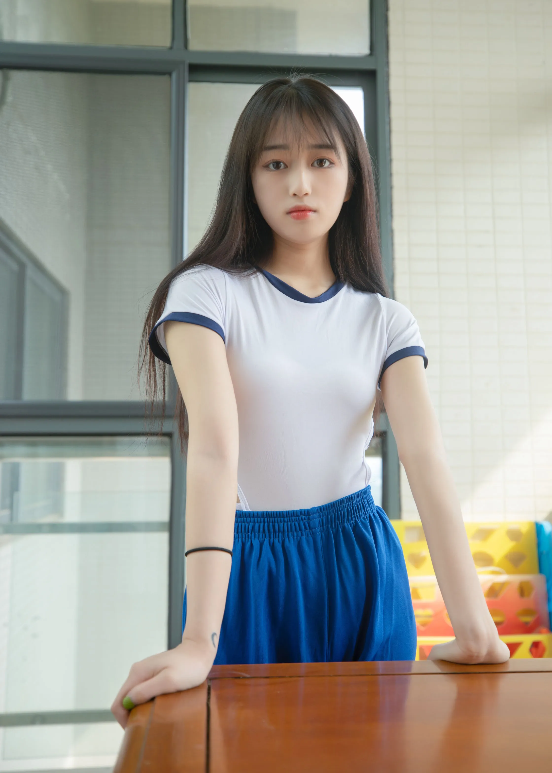 MSLASS梦丝女神长发白色短袖蓝色运动裤室内站姿写真