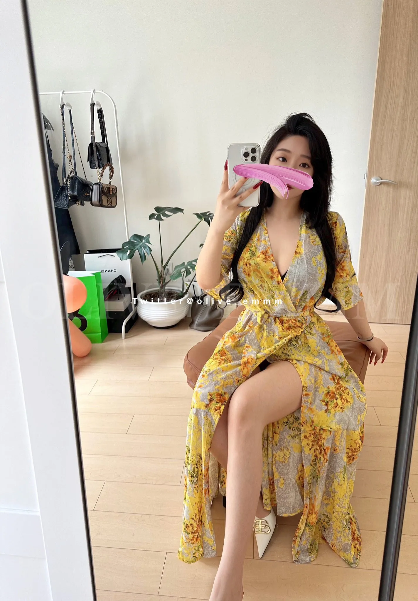 olive_emmm黄灰花纹长裙镜面自拍坐姿写真