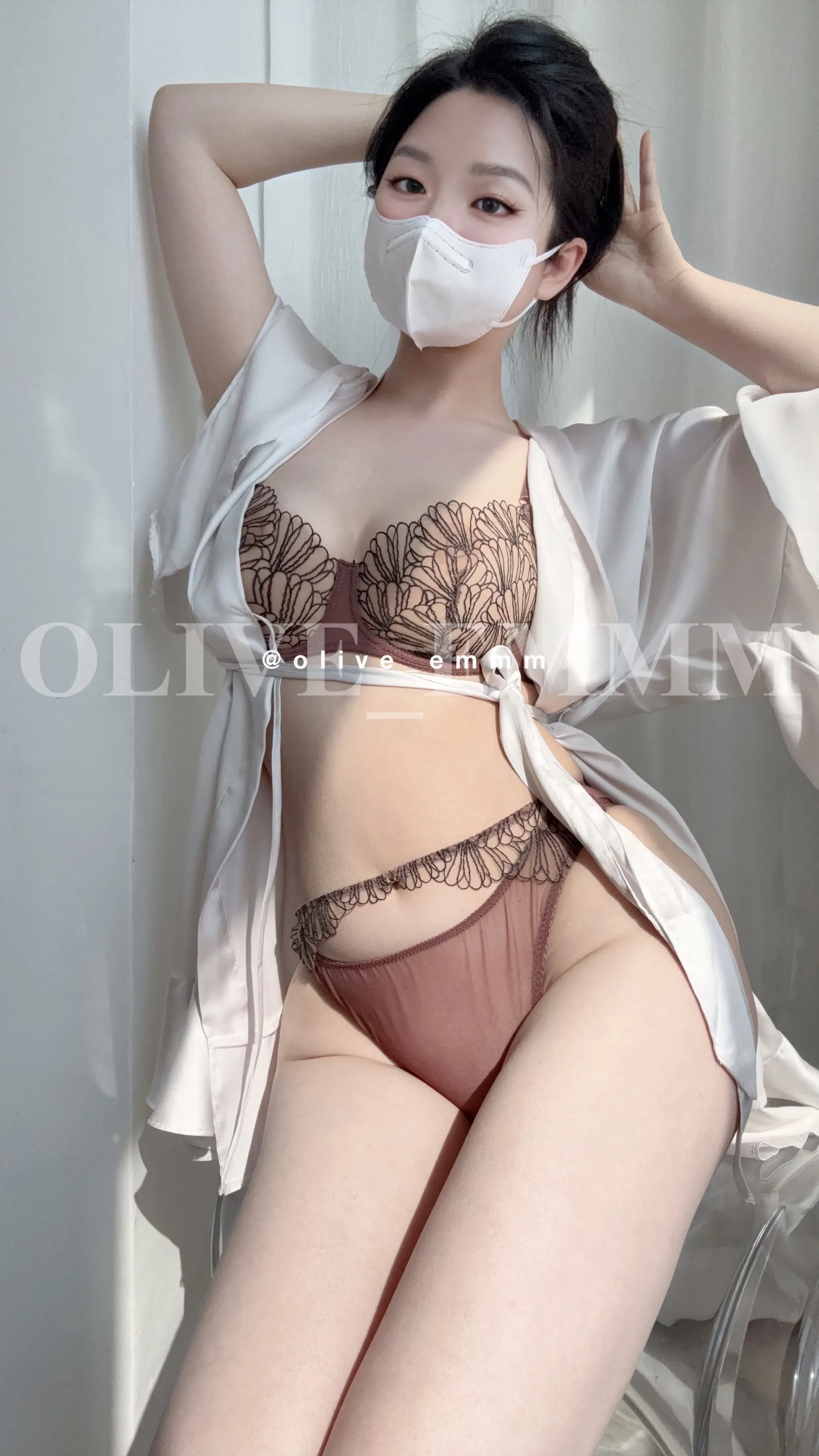 olive_emmm白色口罩白色外衫棕色内搭近景写真