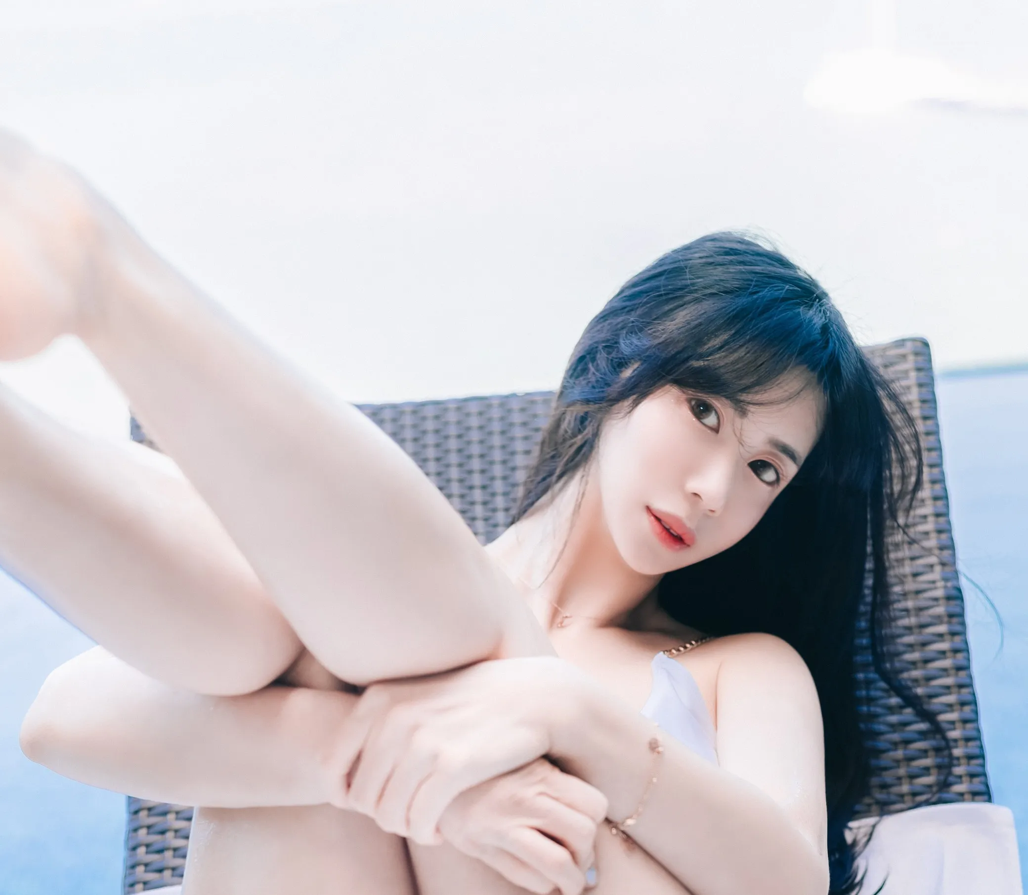 Paranhosu长发白色吊带服饰海边半躺写真