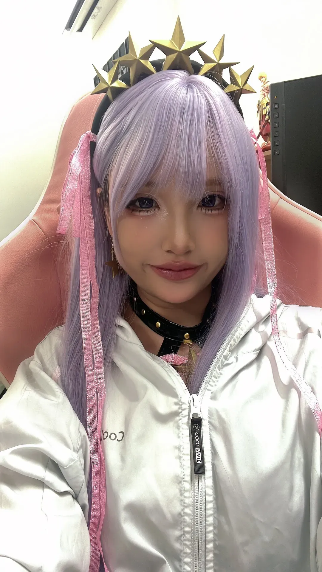 puypuychan 紫色长发星形头饰白色外套近景自拍cosplay写真