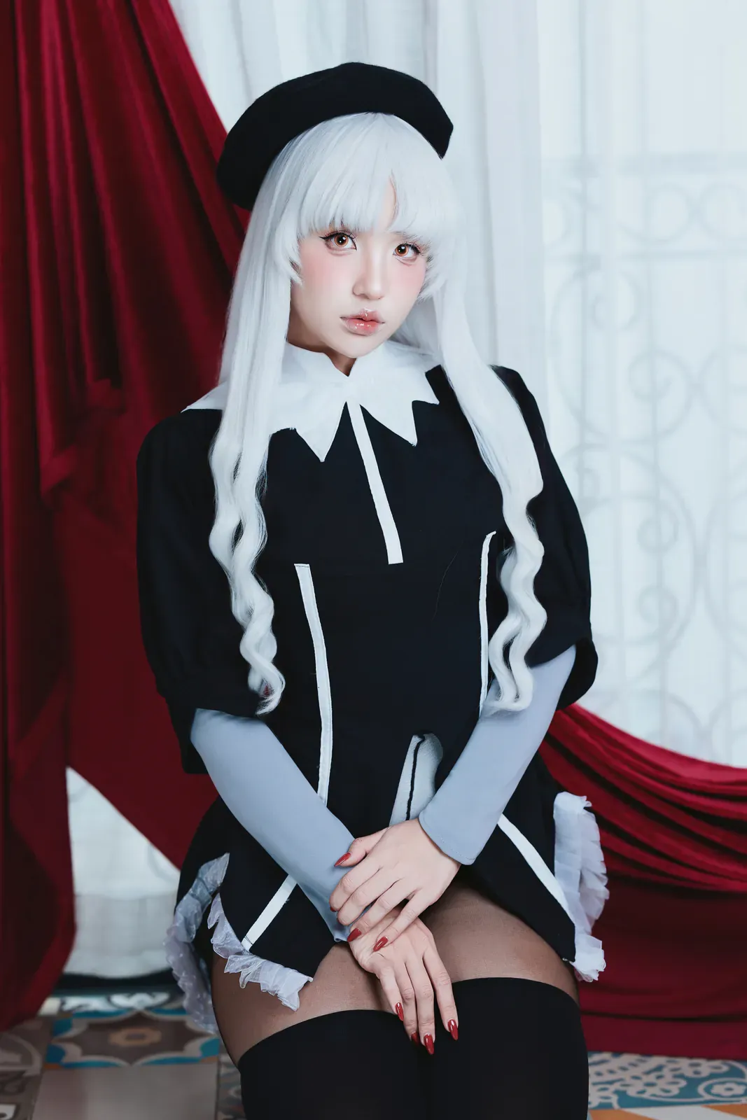 puypuychan 白色长发黑色贝雷帽黑白短裙红幕背景坐姿cosplay写真