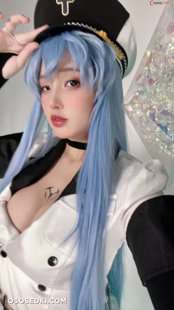 puypuychan 蓝色长发黑色军帽白色上衣近景cosplay写真
