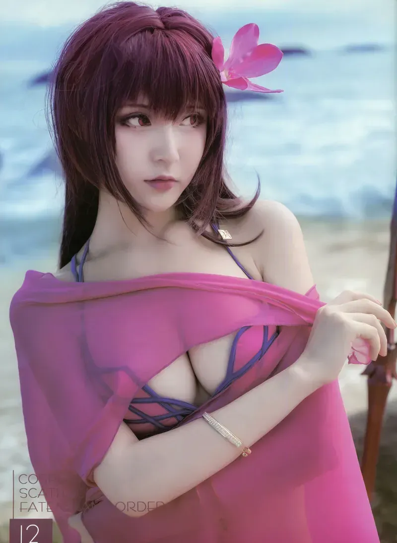 俏妞qiaoniuTT 紫棕长发粉色披纱海边近景角色写真
