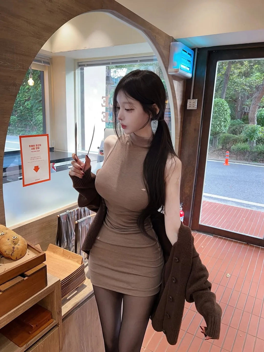 s0on_ho棕色高领短裙拿墨镜站在咖啡店窗边写真