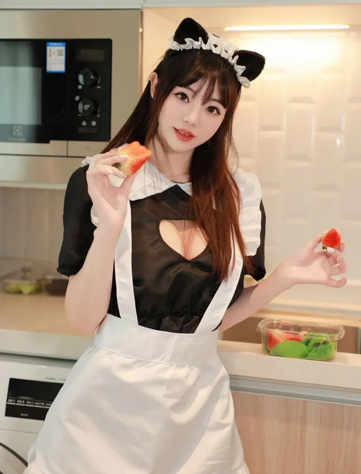 佘贝拉Bella长发猫耳女仆服在厨房拿草莓