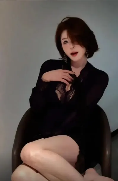 手什么葵短发黑色长袖服饰坐在深色椅子上的室内写真