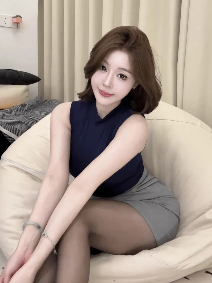 手什么葵短发深色无袖上衣灰色短裙沙发坐姿写真