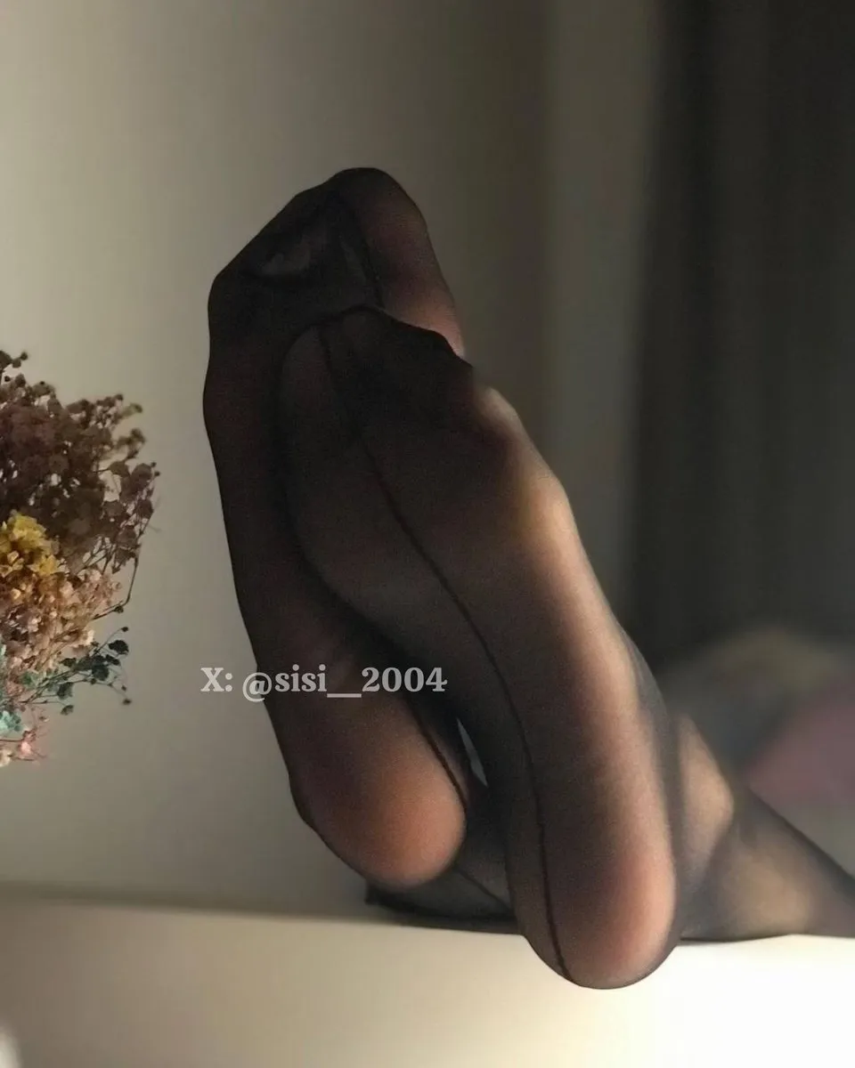 sisi_2024丝丝很暴躁 黑色薄袜脚部室内暗调特写