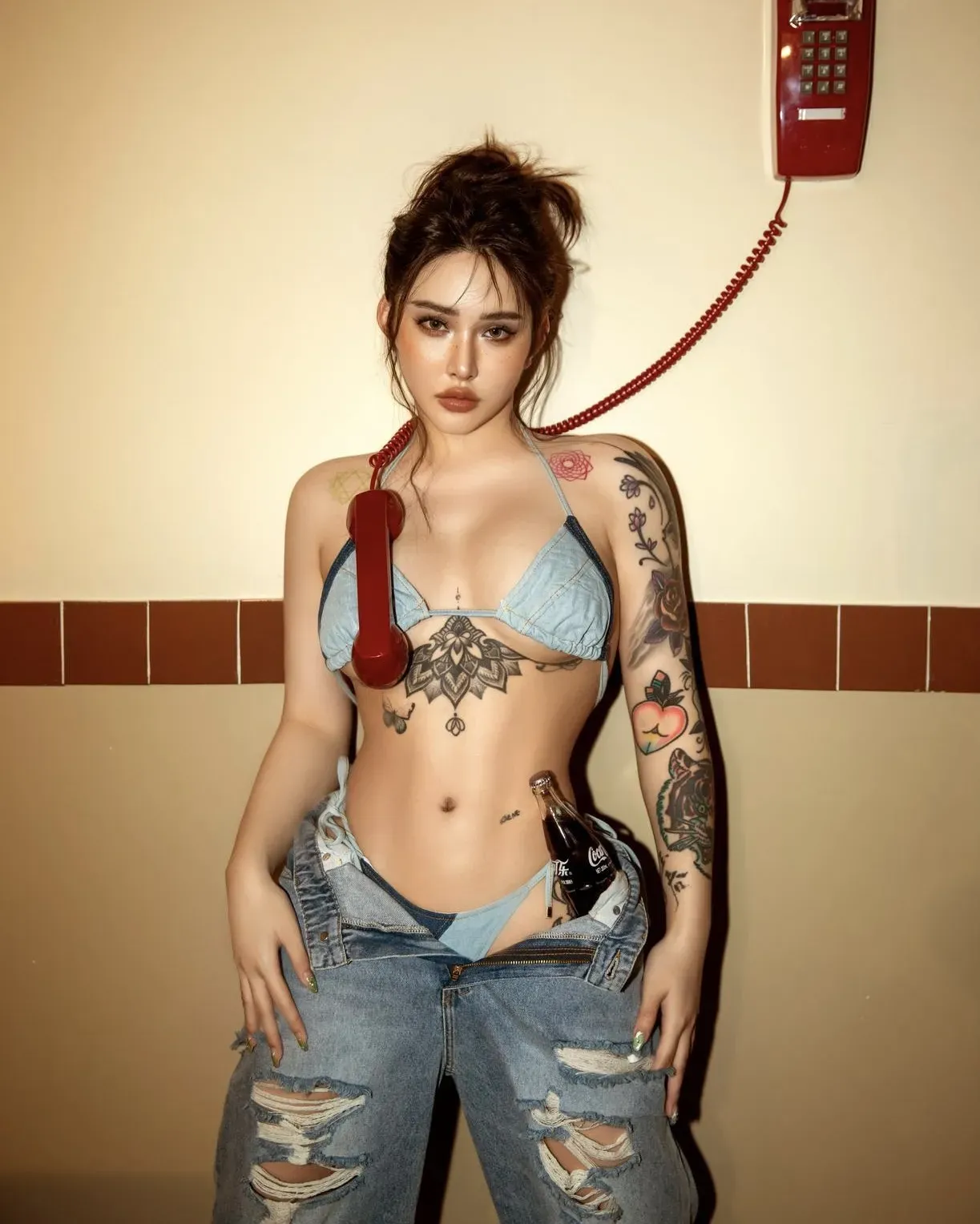 宋昱欣Hitomi 盘发浅蓝短上衣破洞牛仔裤红色电话背景写真