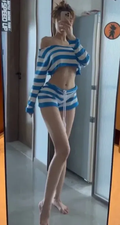 腿祖宗emy蓝白条纹露肩上衣短裤居家自拍写真