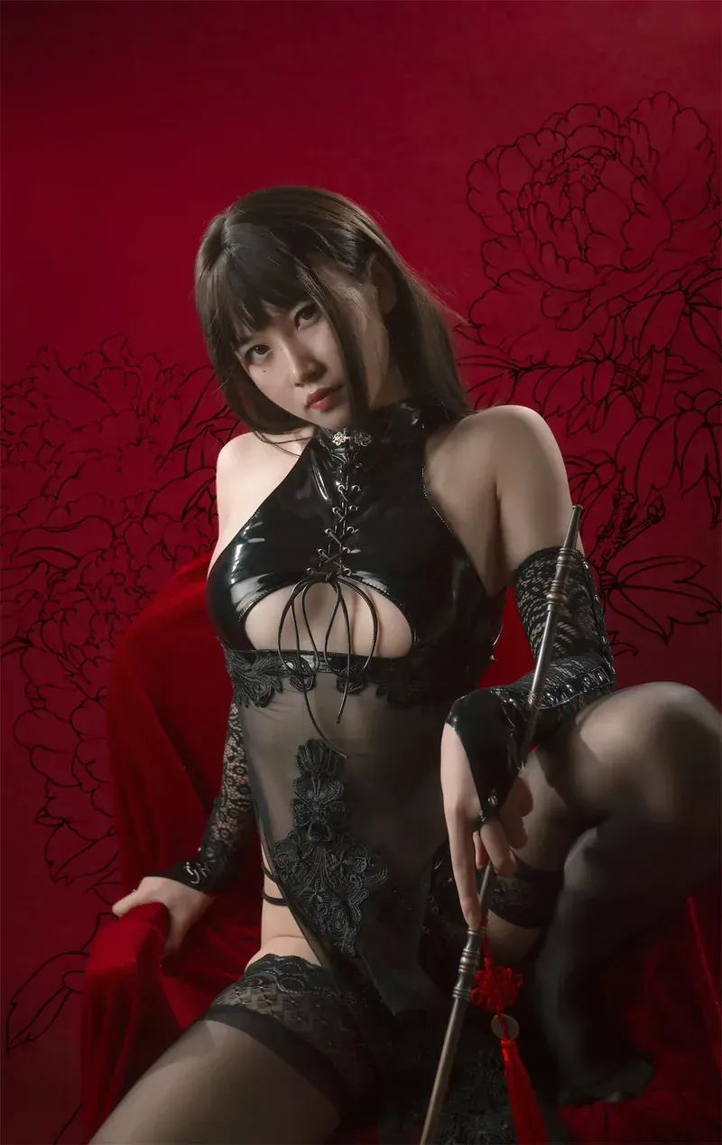 uki雨季粉色短发紫色旗袍写真，暖色屏风前侧坐手持折扇，木质家具和花枝摆件营造复古室内氛围。