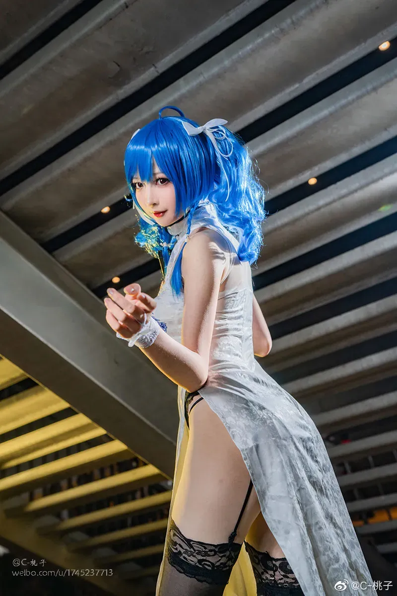 王胖胖u蓝色假发穿白色开衩旗袍在建筑空间中的cosplay写真